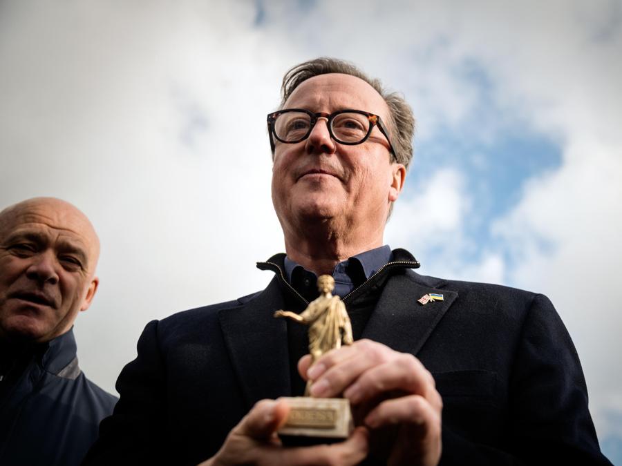 Il ministro degli Esteri britannico David Cameron tiene in mano una statuetta di Armand Emmanuel du Plessis, duca di Richelieu, che ha dato un forte contributo allo sviluppo di Odessa, durante una visita con la sua controparte ucraina. (EPA)