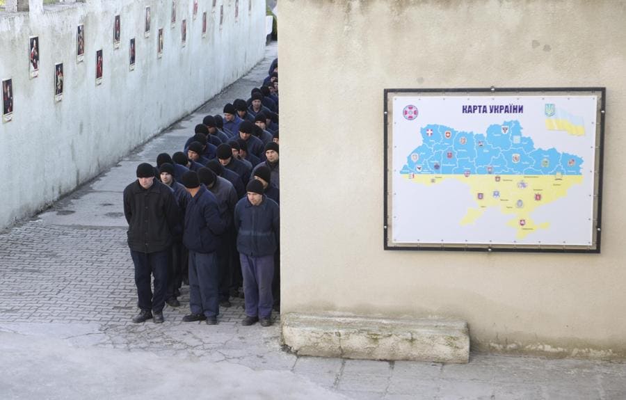 Prigionieri di guerra russi in fila all’interno di un centro di detenzione in una località sconosciuta nella regione di Lviv, Ucraina occidentale, 16 novembre 2023. Russia e Ucraina si sono accusate a vicenda di aver abusato e maltrattato i rispettivi prigionieri di guerra, spingendo un’indagine delle Nazioni Unite. (Epa)