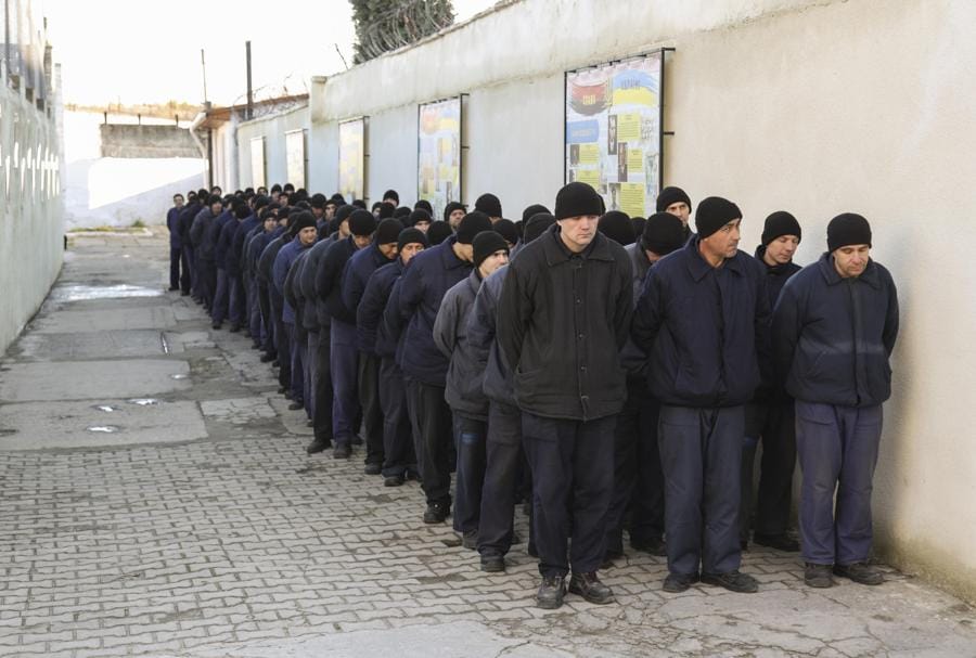 Prigionieri di guerra russi in fila all’interno di un centro di detenzione in una località sconosciuta nella regione di Lviv, Ucraina occidentale, 16 novembre 2023. Russia e Ucraina si sono accusate a vicenda di aver abusato e maltrattato i rispettivi prigionieri di guerra, spingendo un’indagine delle Nazioni Unite. (Epa)