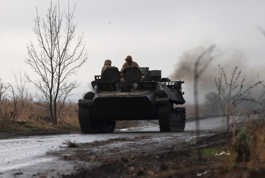 Un carro armato sulla strada nella regione del Donetsk. (AFP)