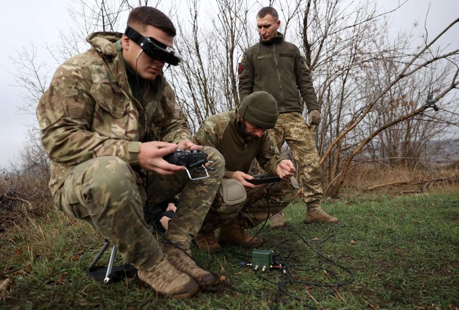 Gli operatori di droni FPV (visuale in prima persona) dell’esercito ucraino si addestrano non lontano dalla linea del fronte nella regione di Donetsk. (AFP)