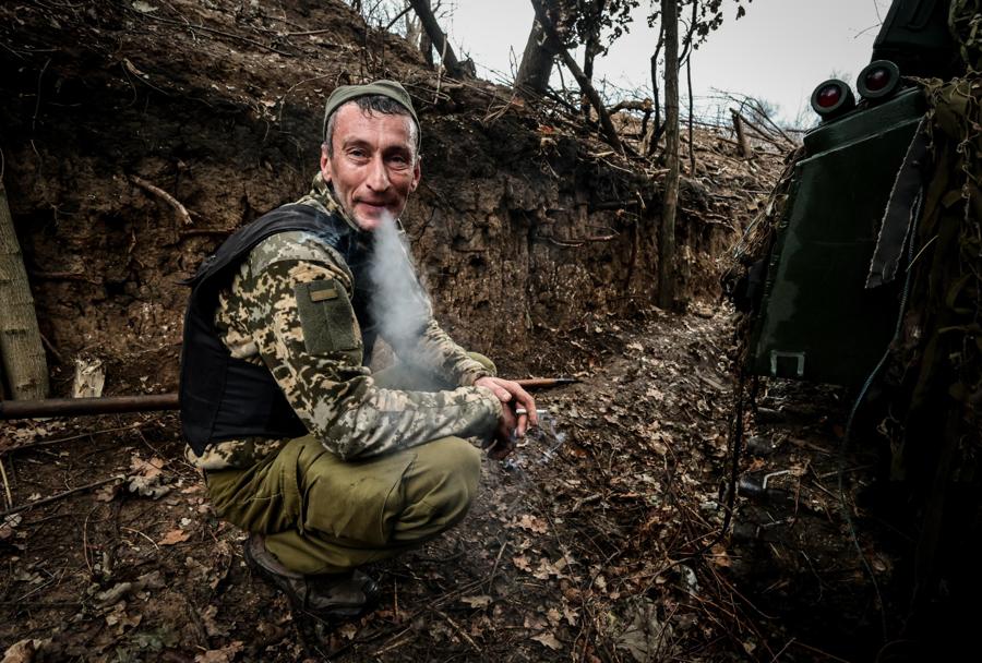 I militari ucraini della 65a brigata meccanizzata si preparano a sparare con un Gvozdyka 2s1 da 120 mm di fabbricazione sovietica nella regione di Zaporizhia, Ucraina. (EPA)