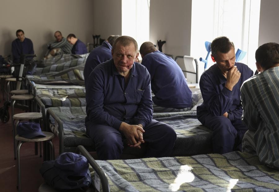 Prigionieri di guerra russi  all’interno di un centro di detenzione in una località sconosciuta nella regione di Lviv, nell’Ucraina occidentale. (EPA)