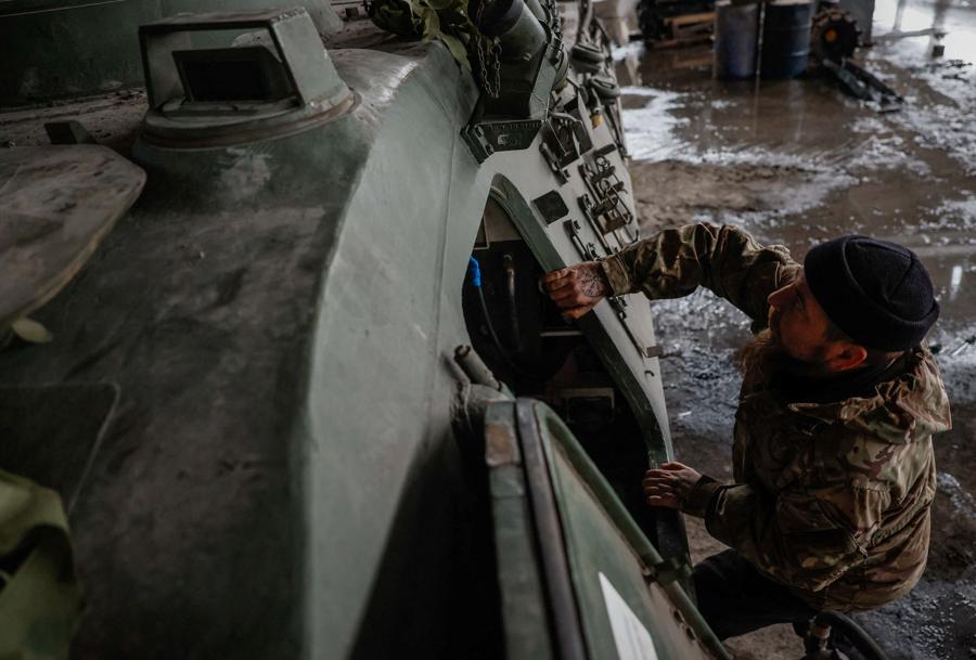 Henadii, un meccanico dell’unità di riparazione della 4a Tank Brigade, entra in un veicolo corazzato tedesco Bergepanzer 2 nell’officina di una località segreta nella regione di Kharkiv. (Reuters)