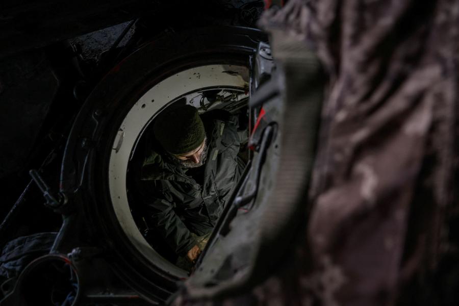 Frantsuz, un meccanico di un’unità di riparazione della 4a Tank Brigade, al portello di un carro armato BREM-1. (Reuters)