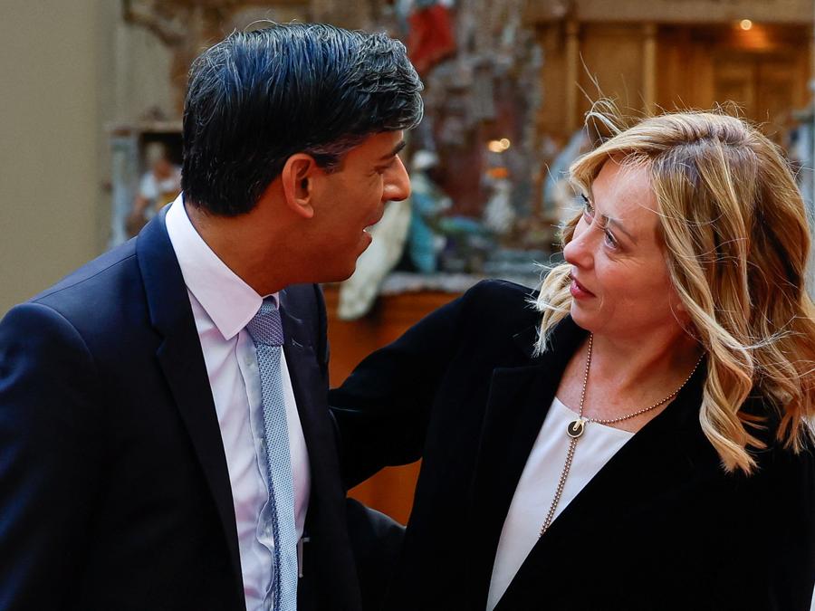 Giorgia Meloni  con il Primo minisrtro brittannico Rishi Sunak . REUTERS/Remo Casilli