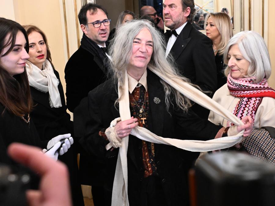La cantante Patti Smith (al centro). Ansa