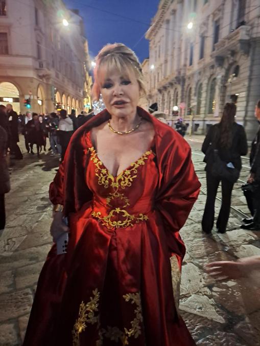 Il chirurgo plastico Dvora Ancona in rosso per Giulia alla Scala. ANSA/ GIOIA GIUDICI