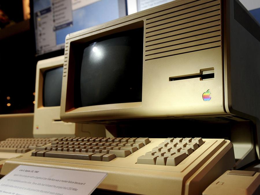 1983.Viene avviata la commercializzazione di un nuovo computer Apple ...