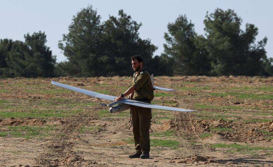 Un operatore israeliano si prepara  a lanciare un drone vicino al confine di Gaza. (Reuters)