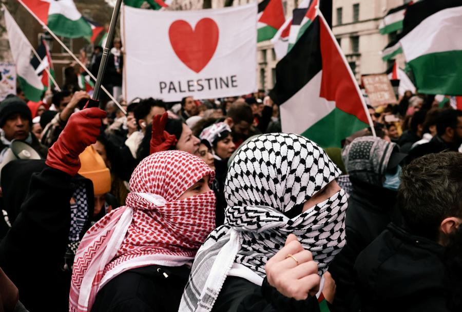 Protesta in solidarietà dei palestinesi di Gaza di fronte a Downing Street a Londra. (Reuters)