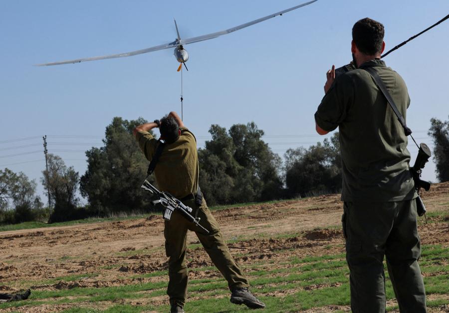 Operatori israeliani lanciano un drone vicino al confine di Gaza. (Reuters)