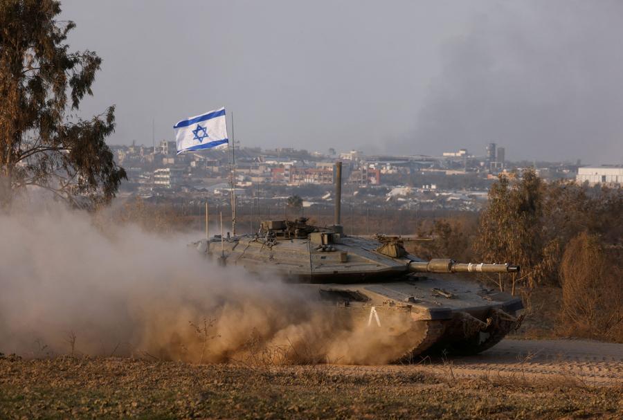Un carro armato israeliano, vicino al confine tra Israele e Gaza. (Reuters)