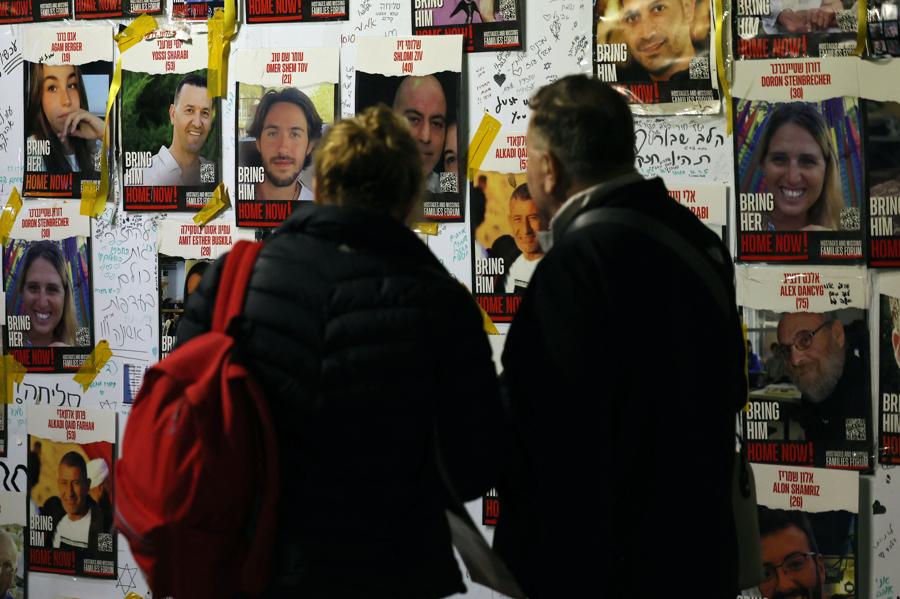 I ritratti degli ostaggi israeliani dopo gli attacchi di Hamas del 7 ottobre mostrati  a margine di una manifestazione che chiede il loro rilascio, a Tel Aviv. ( AFP)
