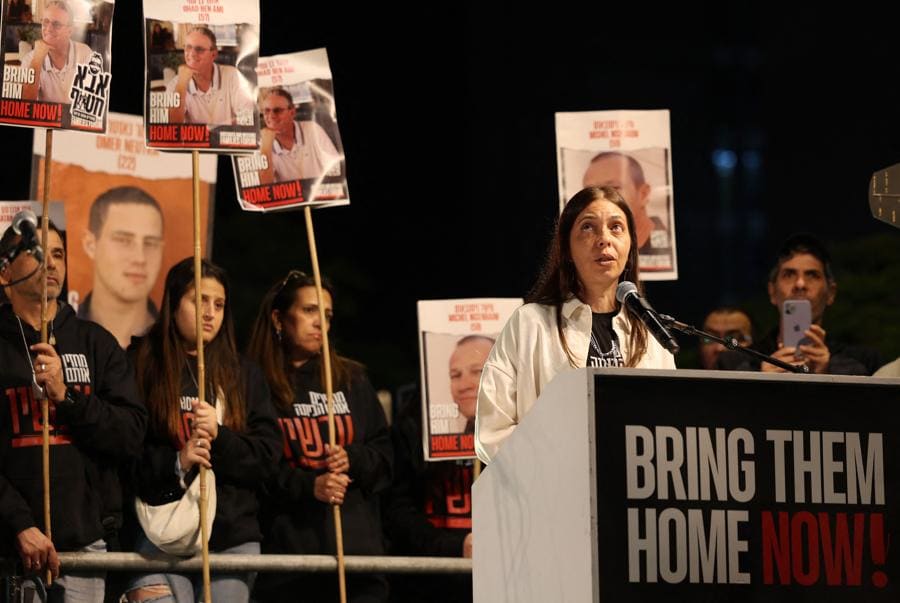 L’ostaggio liberato Moran Stela Yanai parla durante una manifestazione per chiedere il rilascio degli ostaggi israeliani trattenuti a Gaza dopo gli attacchi di Hamas del 7 ottobre nel sud di Israele. Tel Aviv. (AFP)