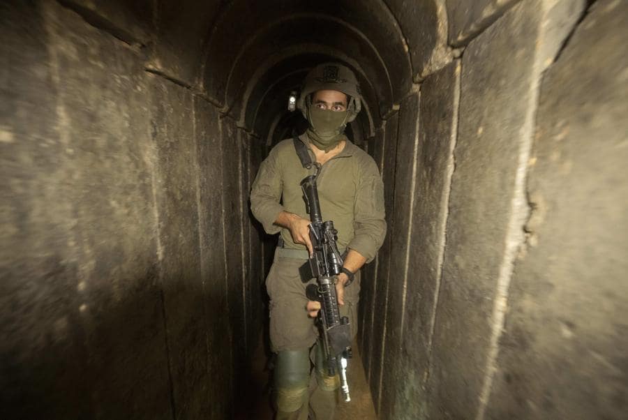 Un tunnel sotterraneo trovato sotto l’ospedale Shifa nella città di Gaza. (AP)