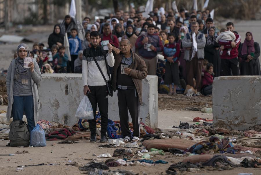 I palestinesi fuggono nel sud della Striscia di Gaza, alla periferia di Gaza City, durante i bombardamenti israeliani in corso. (AP)