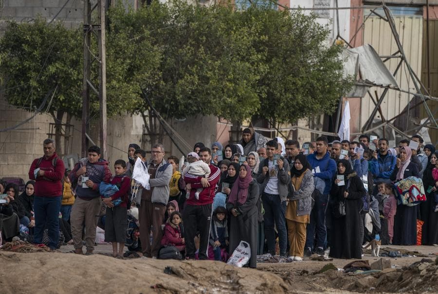 I palestinesi fuggono nel sud della Striscia di Gaza, alla periferia di Gaza City, durante i bombardamenti israeliani in corso. (AP)