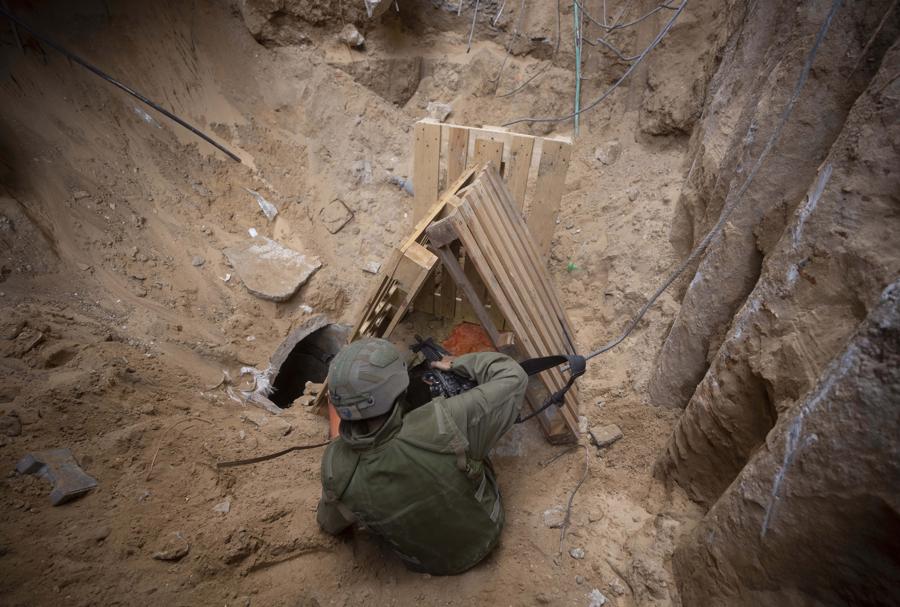 Un soldato israeliano entra in un tunnel sotterraneo trovato sotto l’ospedale Shifa a Gaza City. (AP)