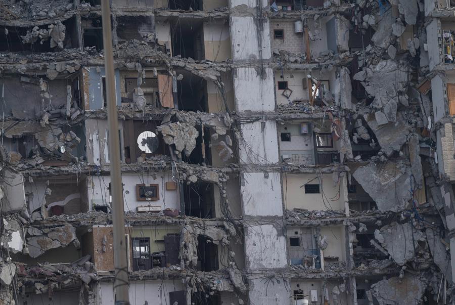 Un edificio distrutto durante i bombardamenti a Gaza. (AP)