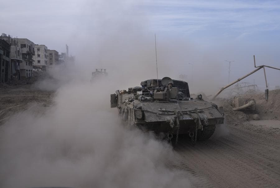 Un veicolo corazzato israeliano durante un’operazione di terra nella Striscia di Gaza. (AP)