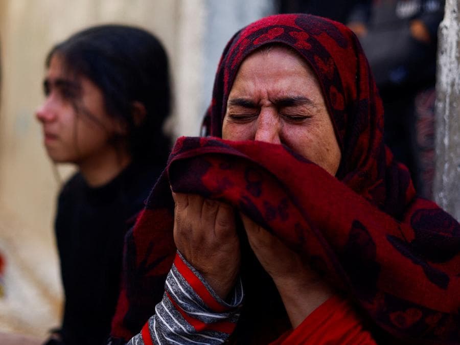 Una donna palestinese piange sul luogo di un attacco israeliano contro una casa, dopo la scadenza di una tregua temporanea tra Hamas e Israele, a Khan Younis, nel sud della Striscia di Gaza. REUTERS/Mohammed Salem