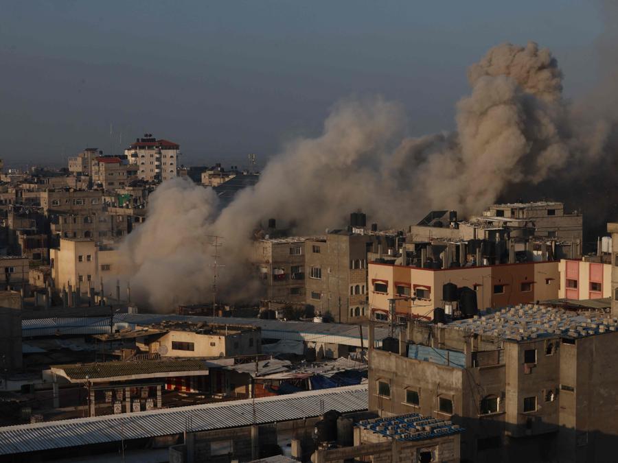 Il fumo si alza a Rafah in seguito a un raid aereo israeliano sulla città meridionale della Striscia di Gaza. (Photo by SAID KHATIB / AFP)