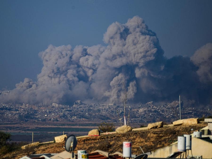 Questa foto scattata dal sud di Israele vicino al confine con la Striscia di Gaza mostra il fumo che sale dagli edifici ancora colpiti dagli attacchi israeliani nelle battaglie tra Israele e militanti di Hamas. (Photo by John MACDOUGALL / AFP)