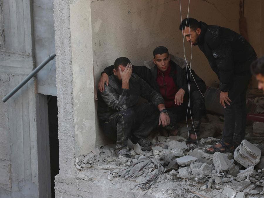 Palestinesi osservano la distruzione seguita a un attacco israeliano a Rafah, nel sud della Striscia di Gaza. (Photo by SAID KHATIB / AFP)