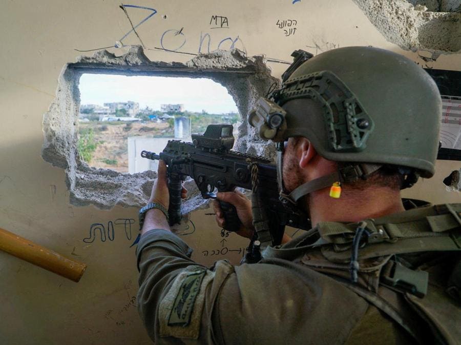 Un soldato israeliano punta un’arma mentre opera nella Striscia di Gaza, dopo la scadenza di una tregua temporanea tra Israele e il gruppo islamico palestinese Hamas. Israel Defense Forces/Handout via REUTERS