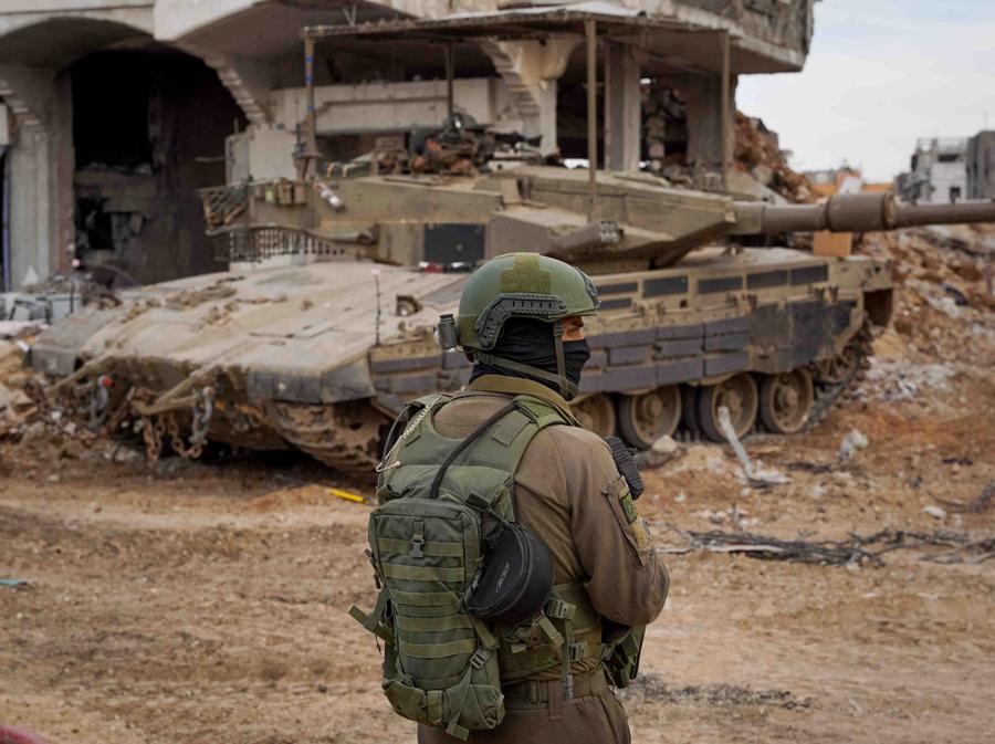 Un soldato israeliano osserva mentre operano nella Striscia di Gaza. Israel Defense Forces/Handout via REUTERS