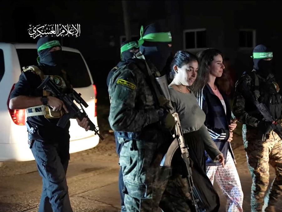 Gli ostaggi rapiti dagli uomini armati di Hamas durante l’attacco del 7 ottobre contro Israele vengono consegnati dai militanti di Hamas alla Croce Rossa Internazionale. Hamas Military Wing/Handout via REUTERS