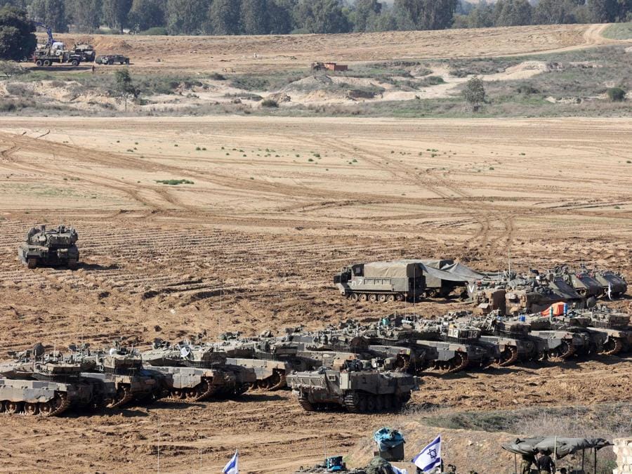 Le truppe israeliane si riuniscono con i loro veicoli militari al confine con la Striscia di Gaza. (Photo by GIL COHEN-MAGEN / AFP)