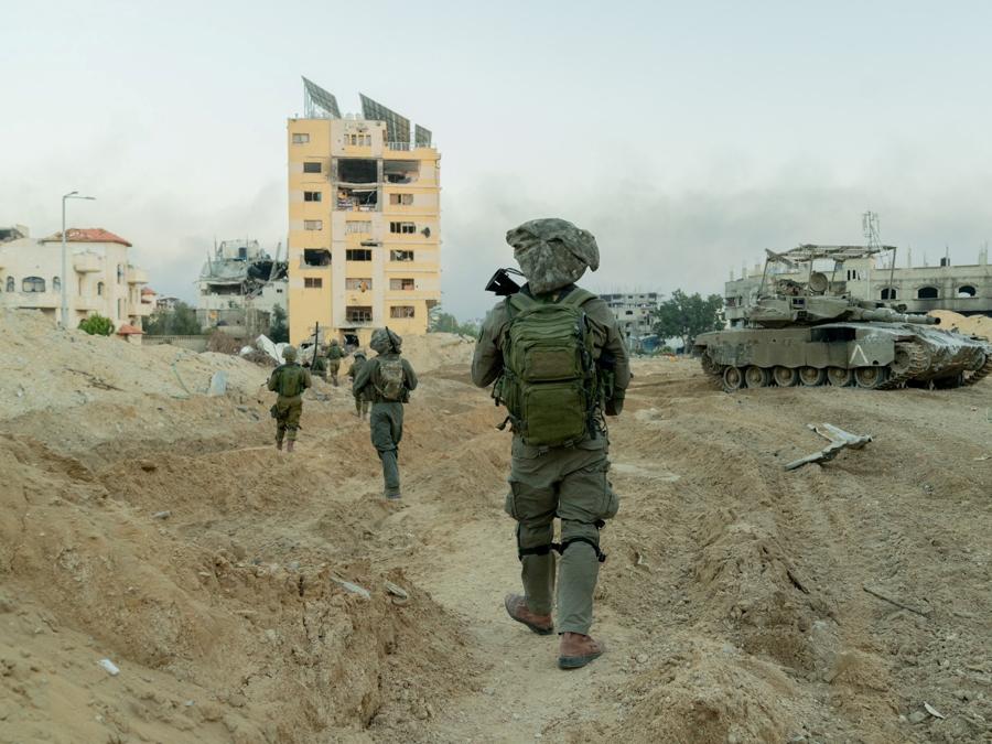 I soldati israeliani operano nella Striscia di Gaza. Israel Defense Forces/Handout via REUTERS
