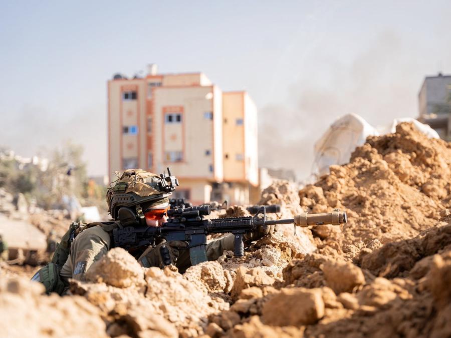 Un soldato israeliano opera nella Striscia di Gaza. Israel Defense Forces/Handout via REUTERS