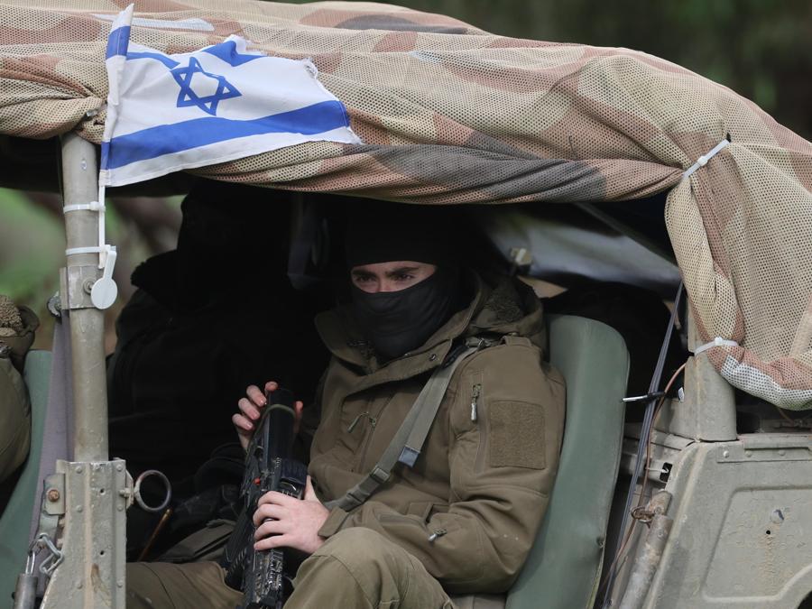 Soldati israeliani seduti in un veicolo mentre pattugliano vicino al confine della Striscia di Gaza, nel sud di Israele. EPA/ABIR SULTAN