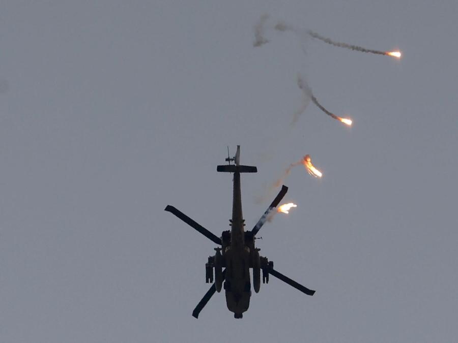 Un elicottero Apache israeliano spara razzi vicino al confine della Striscia di Gaza, nel sud di Israele. EPA/ABIR SULTAN