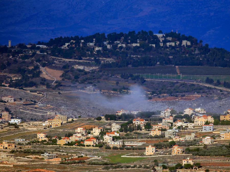 Il fumo si alza sul villaggio di Meiss El-Jabal, lungo il confine meridionale del Libano con il nord di Israele in seguito al bombardamento israeliano. (Photo by AFP)
