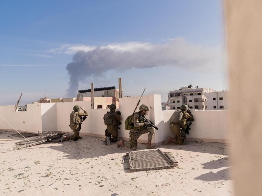 I soldati israeliani operano nella Striscia di Gaza. (Photo by Israeli Army / AFP)