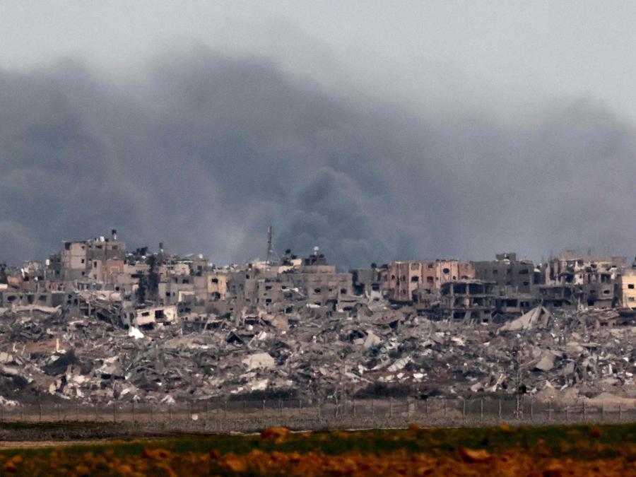 Il fumo che si alza in seguito al bombardamento israeliano nel territorio palestinese. (Photo by JACK GUEZ / AFP)