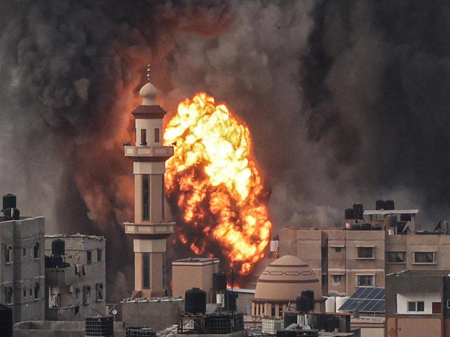Fuoco esplode dopo l’attacco israeliano su Rafah nel sud della Striscia di Gaza. (Photo by SAID KHATIB / AFP)