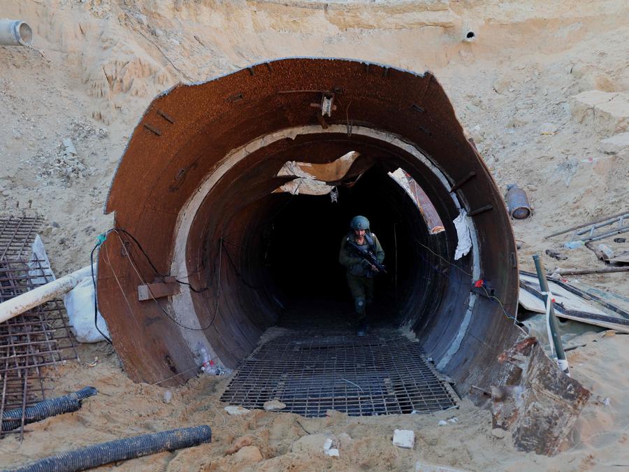 Un soldato israeliano esce da un tunnel che Hamas avrebbe utilizzato per attaccare Israele attraverso il valico di frontiera di Erez. (Photo by JACK GUEZ / AFP)