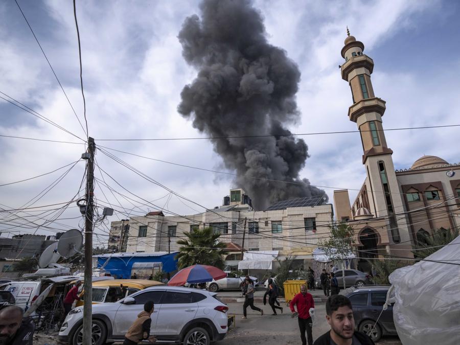 Il fumo si alza a seguito di un bombardamento israeliano su Rafah, nel sud della Striscia di Gaza. (AP Photo/Fatima Shbair)