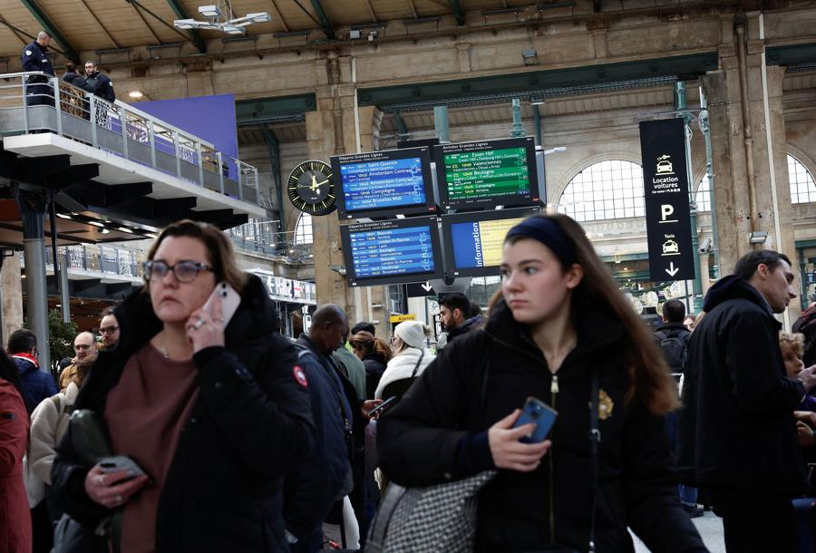 Passeggeri in fila in stazione all’ Eurostar terminal della Gare du Nord. Paris. (Reuters)