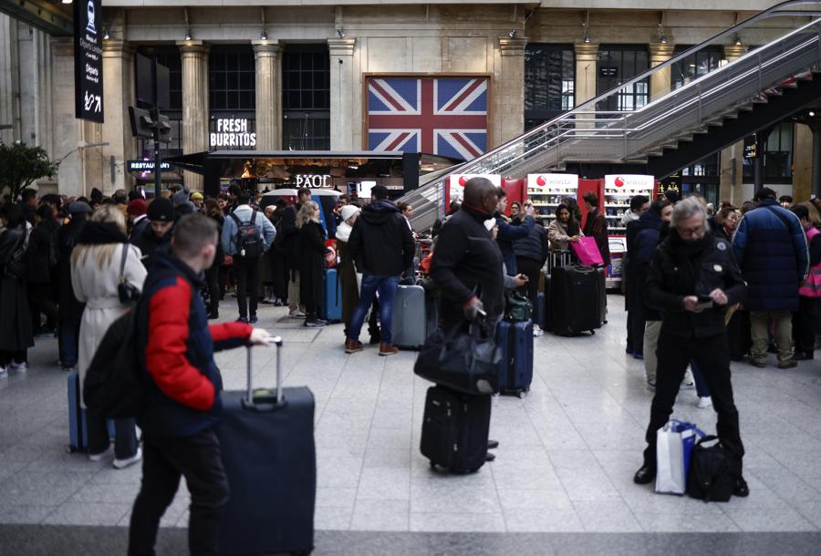 I passeggeri al terminal Eurostar si riuniscono all’interno della stazione ferroviaria Gare du Nord di Parigi. (EPA)
