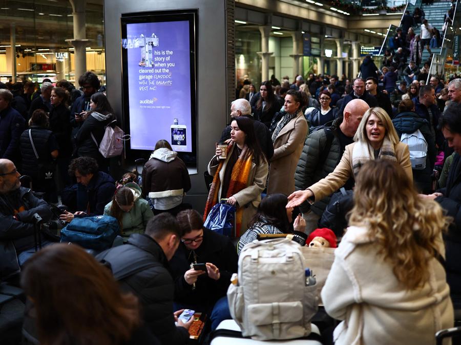 Passeggeri al terminal Eurostar presso la stazione ferroviaria internazionale di St.Pancras a Londra. (AFP)