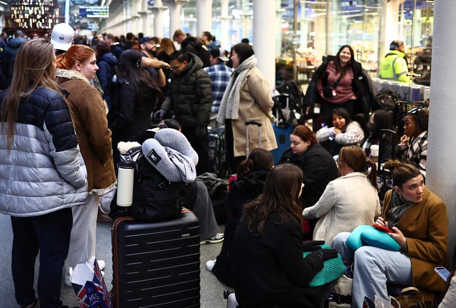 Passeggeri al terminal Eurostar presso la stazione ferroviaria internazionale di St.Pancras a Londra. (AFP)