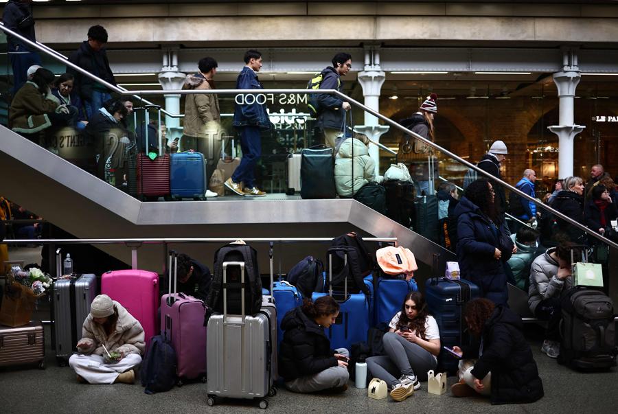 Passeggeri al terminal Eurostar presso la stazione ferroviaria internazionale di St.Pancras a Londra. (AFP)