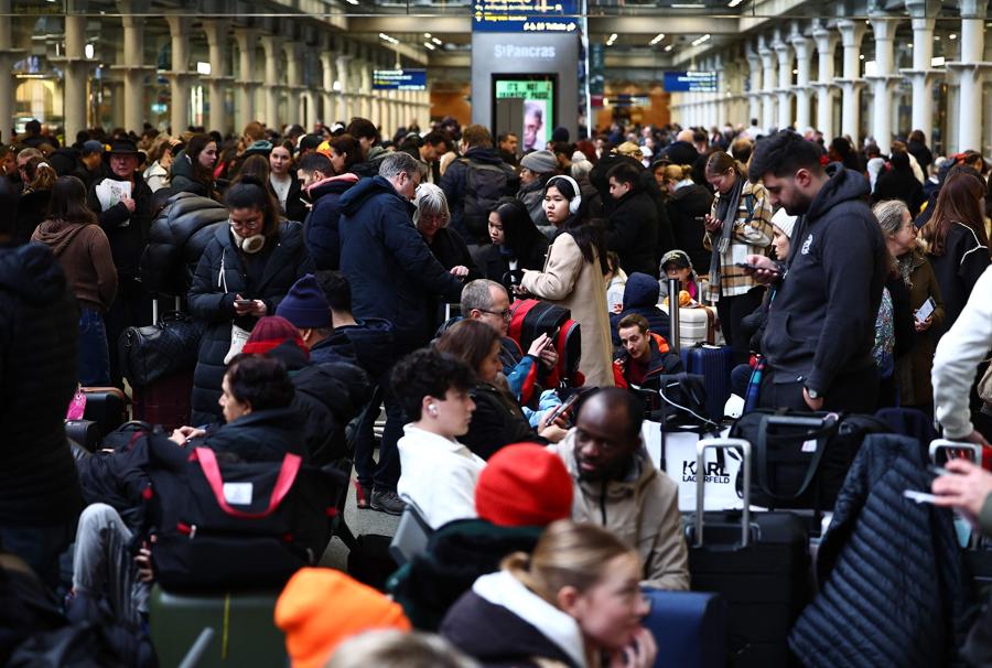 Passeggeri al terminal Eurostar presso la stazione ferroviaria internazionale di St.Pancras a Londra. (AFP)
