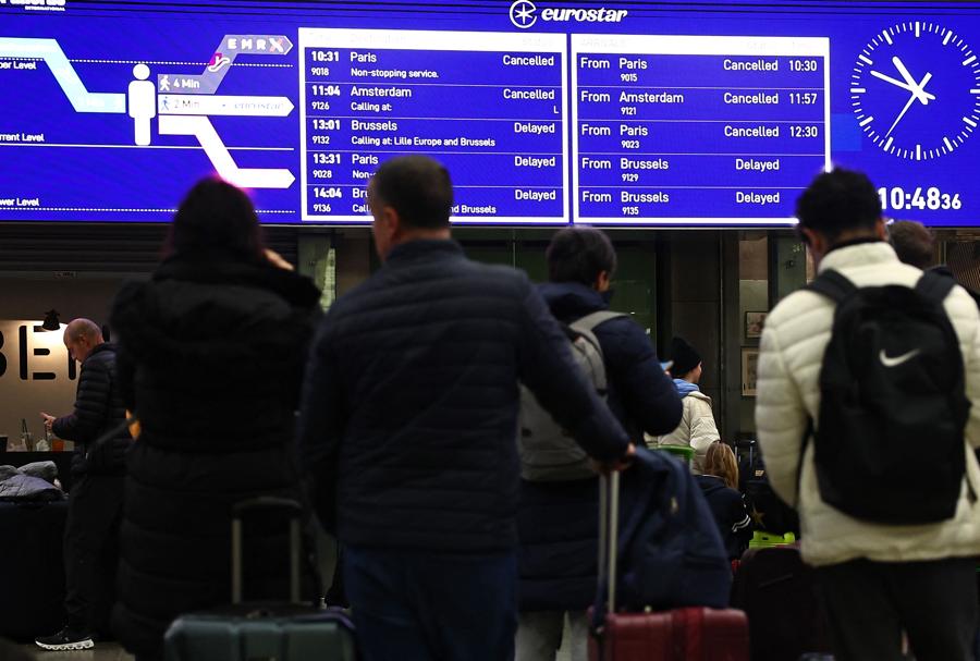 Gli arrivi e le partenze degli Eurostar vengono cancellati e ritardati su un pannello informativo alla stazione di St Pancras a Londra. (AFP)
